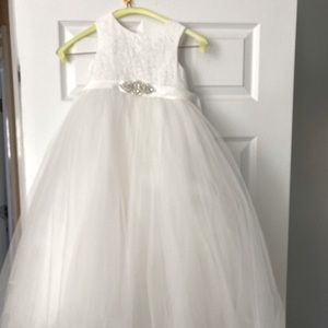David’s bridal size 4 flower girl dress. Added broach. Soft White